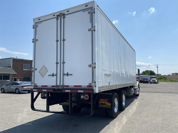 FREIGHTLINER BUSINESS CLASS 3